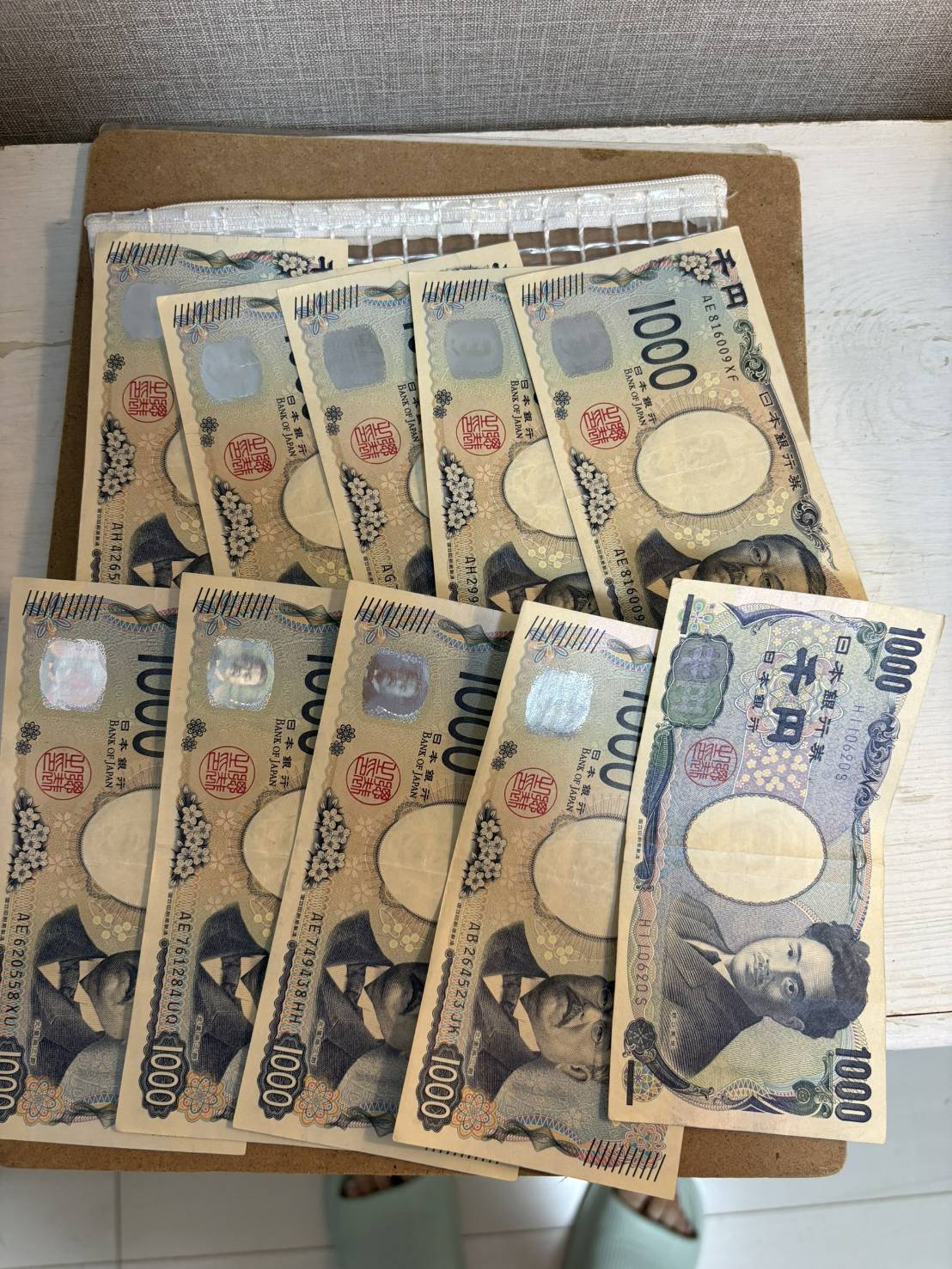 レジ金を並べた写真